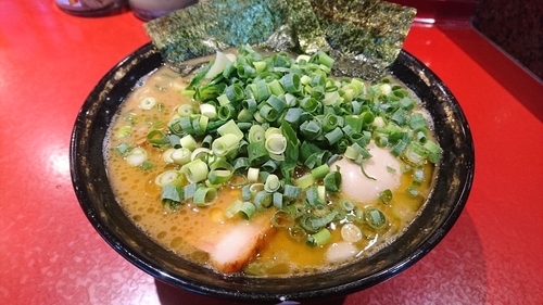 「ラーメン(麺硬め･味濃いめ)+味玉・青ネギ」@厚木家の写真