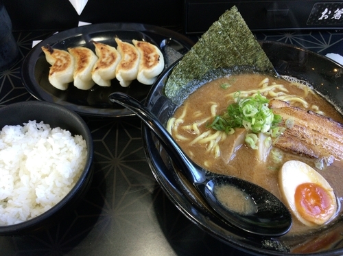 「魚介豚骨ラーメン＋煮玉子＋餃子セット」@麺屋白虎 甲府店の写真