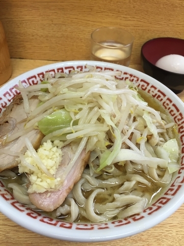 「小ラーメン ニンニク少しアブラ少し野菜少なめ 生卵」@ラーメン二郎 環七新新代田店の写真