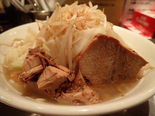 「ラーメン（麺200g）＋辛揚げ」@ジロリアン 町屋店の写真