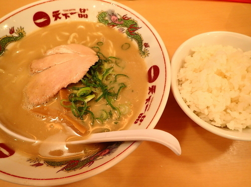 「ラーメンライスセット 麺硬め＋スープ多目＋ニンニク薬味」@天下一品 恵比寿店の写真