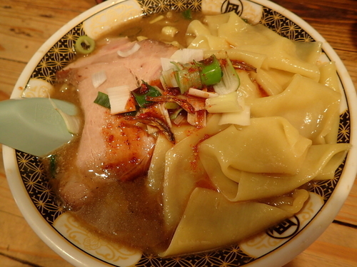 「ローストポーク煮干ラーメン 大盛 醤油＋麺普通＋味普通＋油普」@すごい煮干ラーメン凪 新宿ゴールデン街店 本館の写真