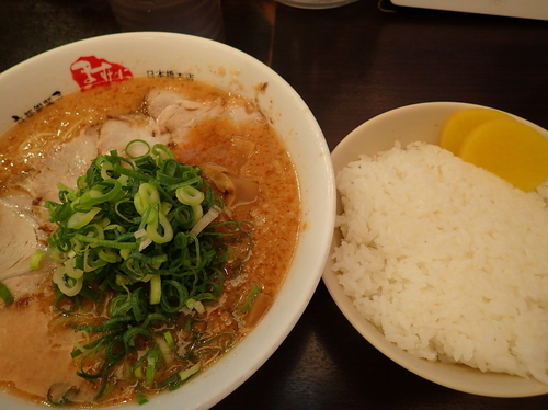 「ラーメン 麺30秒硬め＋辛いの多目＋脂多目＋ライス普通」@京都銀閣寺 ますたにラーメン 日本橋本店の写真