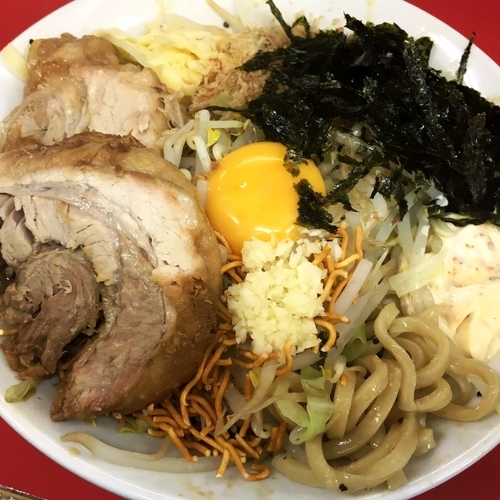 「汁なし（並200ｇ；ニンニク少なめ，海苔，エビマヨ）＋豚」@ラーメン一心の写真