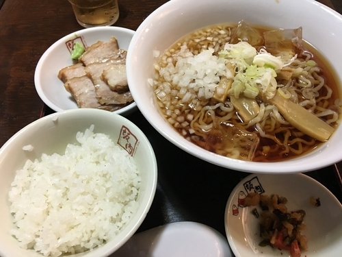 「和風冷やしらーめん 750円 シャリ2玉ねぎ100円」@喜多方ラーメン 坂内 有楽町店の写真
