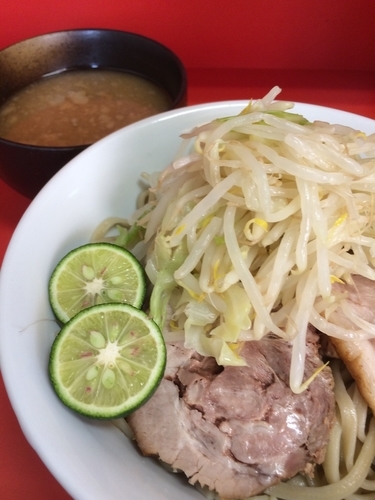「つけ麺少な目 スダチ 800＋100円」@ラーメン二郎 神田神保町店の写真