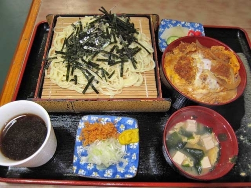 「中華ざる（醤油）とカツ丼　850円（日替わりランチ）」@辰巳庵の写真