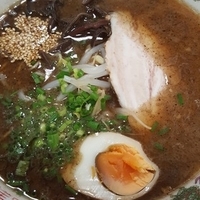 細麺豚骨黒ラーメンにんにく焦がし（マー油入り）