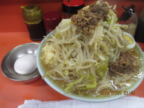 「富士丸ラーメン　ニンニク野菜　￥850　生玉子　￥60」@ラーメン富士丸 神谷本店の写真