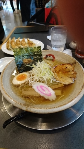 「塩マグロラーメン&餃子」@三河開化亭 豊橋カルミア店の写真
