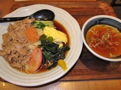 「肉ひやし　880円」@麺処直久 新橋店の写真