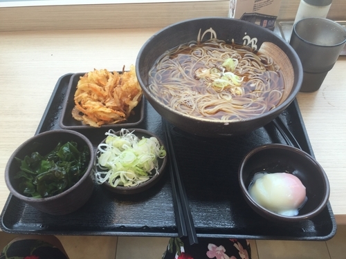 「朝そば（玉子）わかめに変更、クーポンかき揚げ」@ゆで太郎 柏の葉キャンパス店の写真