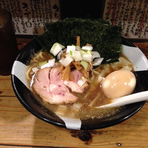 「煮干しらーめん  820円」@すごい煮干ラーメン凪 新宿ゴールデン街店 本館の写真