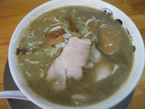 「とんこつ煮干しそば（こいくち）中+完熟煮玉子750円」@中華そば ひらこ屋の写真