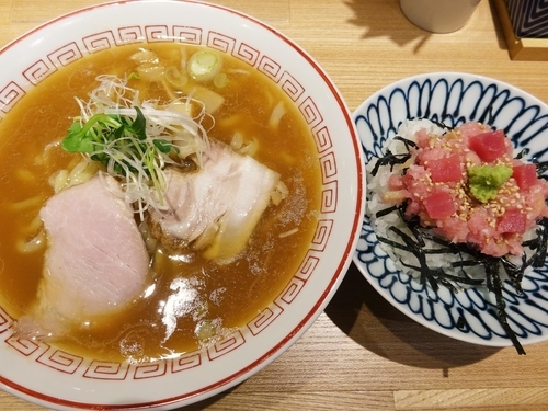 「蔵出し醤油らーめん　本鮪トロたくちらし　900円」@超多加水自家製手揉み麺 きたかた食堂の写真
