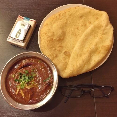 「マトンビンダルー(大辛)＋バトゥラ」@アロマズ オブ インディアの写真