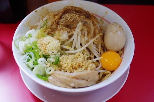 「まぜそば(ニンニク・アブラ・しょうが)780円」@鷹の目 獨協大学前本店の写真