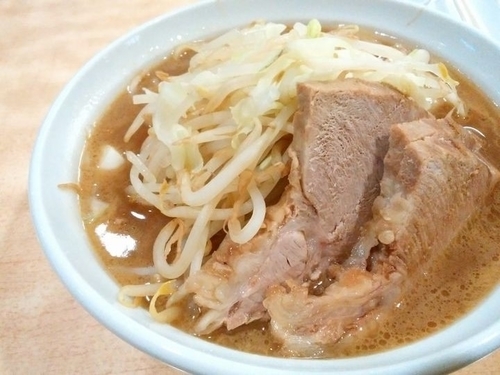 「ラーメン（チャーシュー4枚）（ヤサイアブラカラメ）」@ラーメン絆の写真