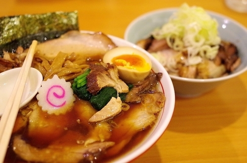 「しょうゆチャーシューメン900円+味玉100円チャーシュー丼」@オランダ亭の写真