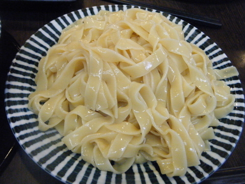 「梅とろ麺（平打ち麺）830円（+餃子）」@めんや 薫寿の写真