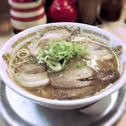 「らーめん(醤油味400円)+焼きめし(小300円)」@まるやすラーメンの写真