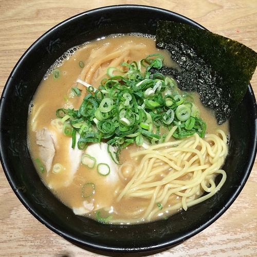 「やりすぎ煮干しラーメン　￥８５０」@とんこつらーめん俺式 純 東京ラーメンストリート店の写真