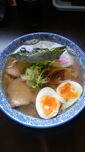 「手打ち煮干し中華そば(白醤油) 半熟卵  ８００円」@手打ち中華そば 㐂八の写真