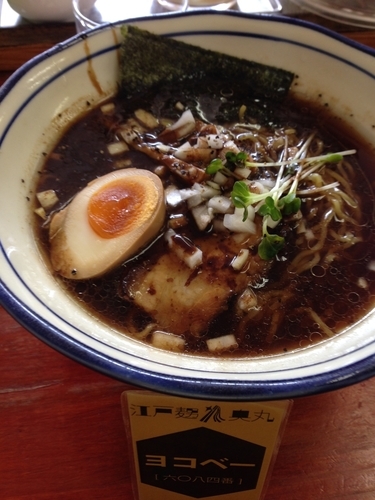 「限定  黒醤油ラーメン」@らあめん こもん 鳥浜店の写真