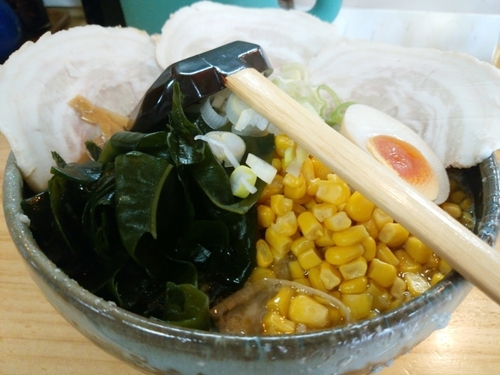 「もん吉らーめん(並盛・200g・醤油・背脂二)900円」@チャッチャ系らーめん もん吉 伊勢崎支店の写真