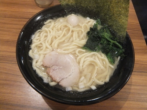 「塩ラーメン並734円(麺普通味濃いめ油多め、無料タマネギ)」@横浜家系ラーメン 壱角家 秋葉原東口店の写真