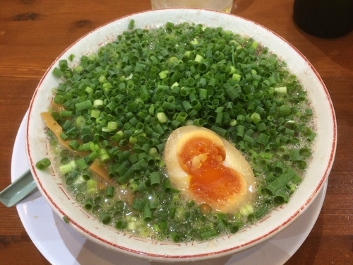 「だるま（こってり）ねぎトッピング」@だるま大使 本店の写真