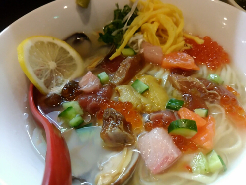 「夏海の日限定　特製冷やし海鮮ちらし麺1000円＋薬味ご飯」@麺処 夏海の写真