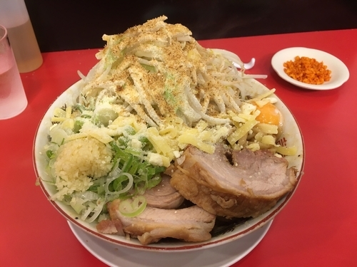 「まぜそば＋大盛500g＋豚１枚＋ダブルチーズ」@鷹の目 獨協大学前本店の写真