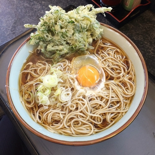 「春菊天そば￥３８０＋生卵￥５０」@文殊 亀戸店の写真