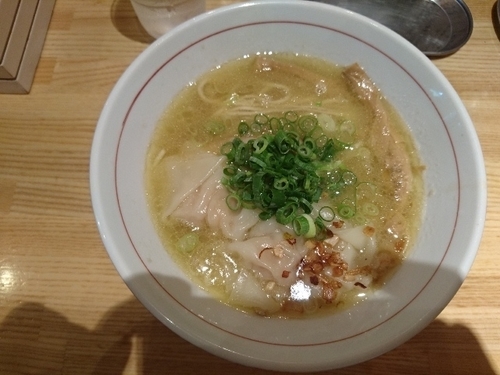 「海老ワンタン白湯そば」@地球の中華そばの写真