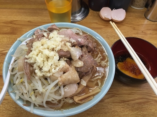 「ラーメン 少な目 生玉子＋ニンニク＋脂＋辛め 650円」@ラーメン そらの写真