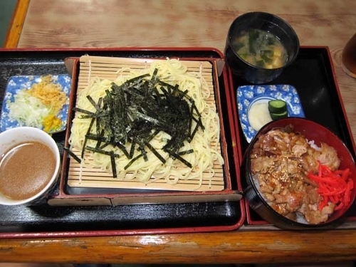 「中華ざる（ごま味）＋焼肉丼　850円（日替わりランチ）」@辰巳庵の写真