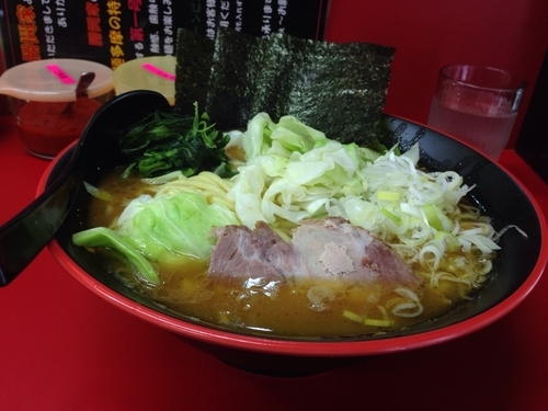 「大ラーメン・キャベツ・薬味増し 880円＋150円＋50」@横濱家系ラーメン 勝鬨家の写真