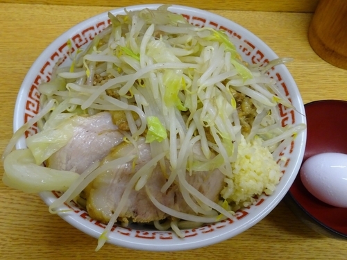 「小（700円）＋ニボ汁無し＋なまたまご　ニンニクアブラ」@ラーメン二郎 環七新新代田店の写真