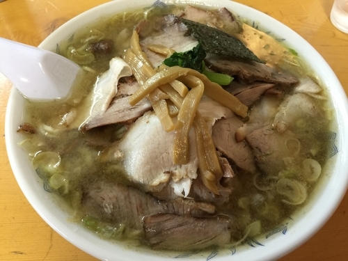 「チャーシューメン（大）_スープ油入り」@ラーメン やひこの写真