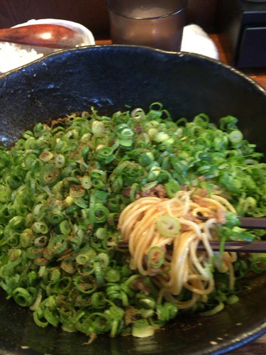 「汁なし担々麺大盛り680円＋ネギ盛り150円＋半ライス50円」@汁なし担担麺専門 キング軒 東京店の写真