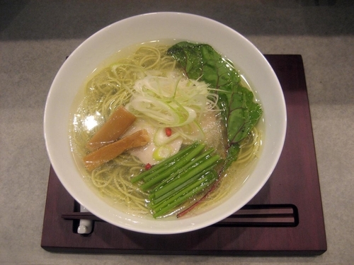 「空（鶏旨味塩そば）850円＋海特製（海香る塩そば）800円」@ラーメンクワトロの写真
