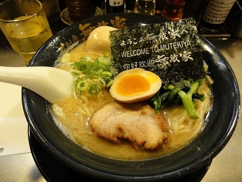 「本丸麺800円大盛　クーポン煮卵」@麺創房 無敵家の写真