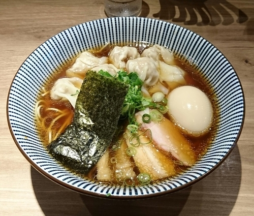 「黒旨肉ワンタン麺+味玉」@中華soba いそべの写真