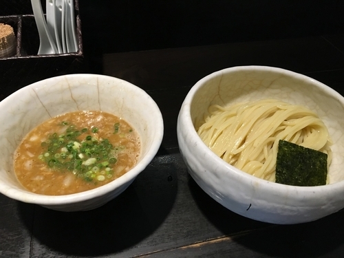 「掛け豚そば（830円）」@俺の空 新宿店の写真