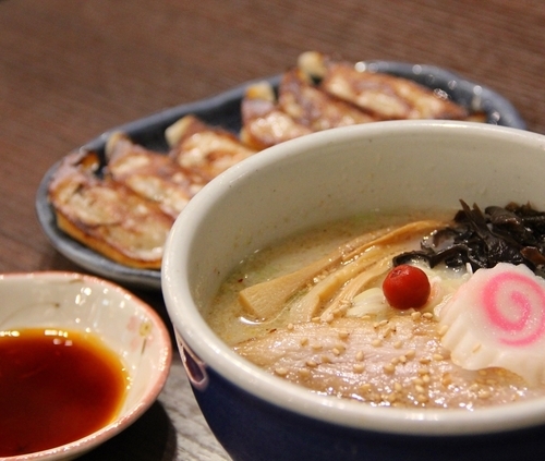 「しおらーめん（ミニサイズ）+餃子」@らーめん 山頭火 越谷イオンレイクタウン店の写真