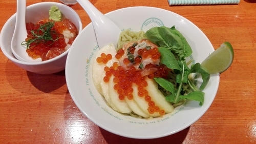 「桃とスモークサーモンの冷製和えSOBA（週末限定）」@麺屋 六感堂 Rock'anDoの写真