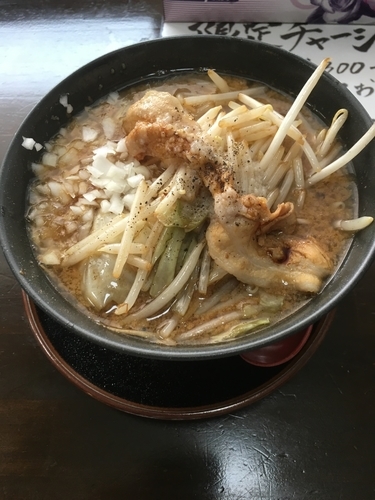 「黒醤油らーめん（脂増し、玉ねぎ増し、670¥）」@男気らーめんアカギ 栃木佐野店の写真