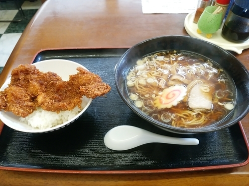 「①番！ソースカツ丼(一枚丼)＋しょうゆラーメン710円」@ニコニコ亭の写真