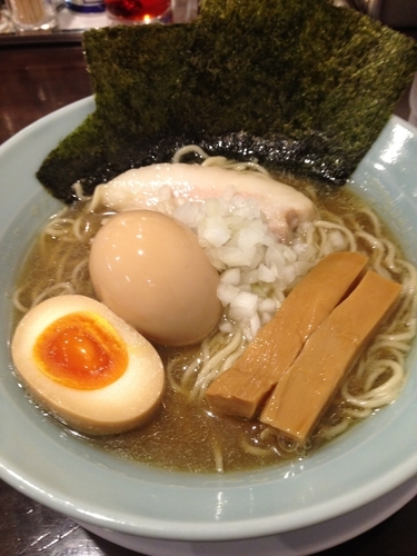 「限定 純煮干しそば 味玉」@麺屋 亀城の写真